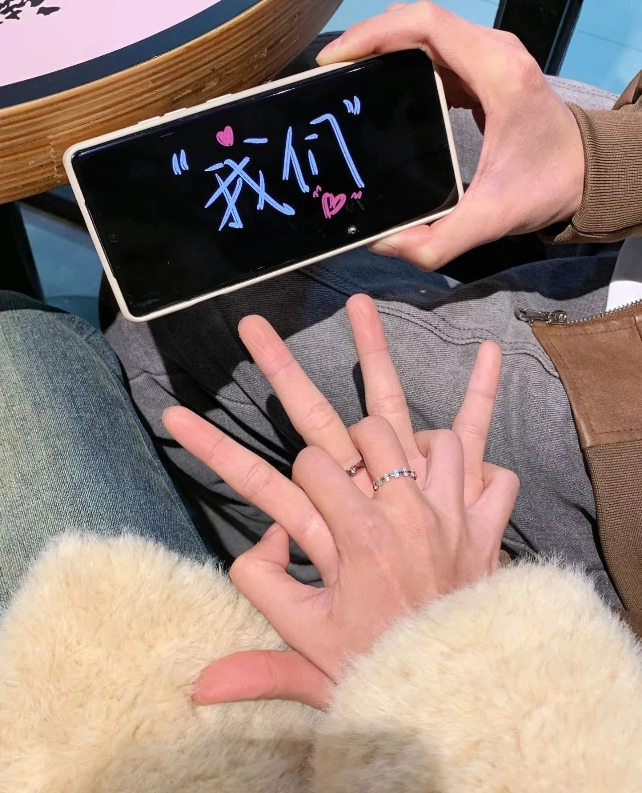 除了红玫瑰,粉色玫瑰代表初恋般的甜蜜,白色玫瑰寓意纯洁的爱