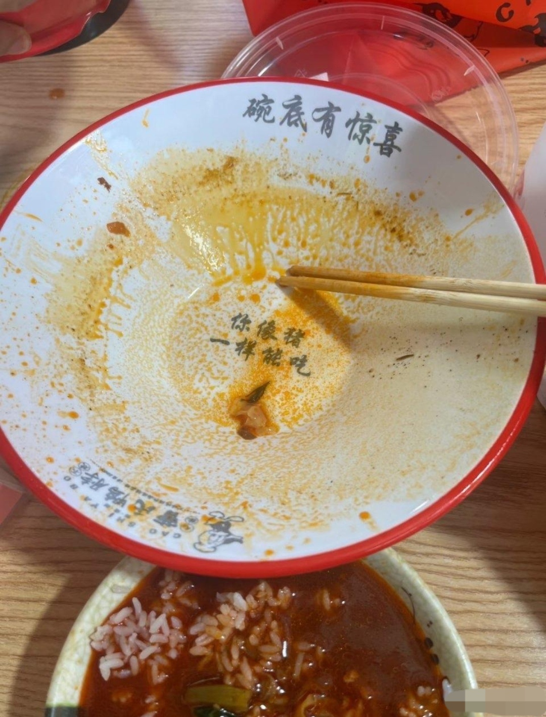 最近呀云南昆明有个曹氏鸭脖的门店可出了个事儿因为他家麻辣烫的碗