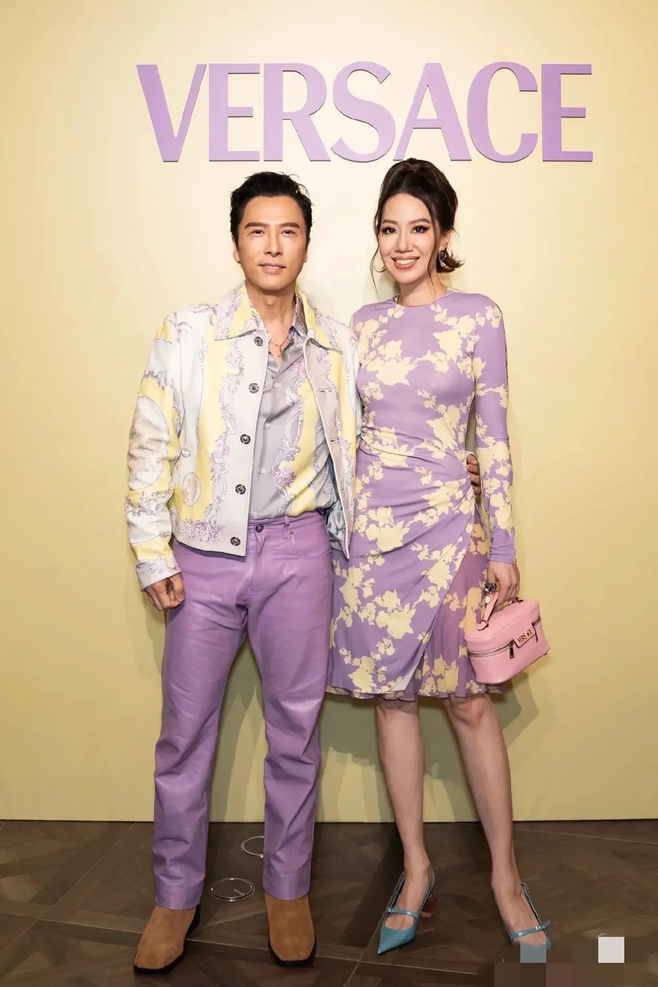 家人们,我刚刷到甄子丹和他老婆汪诗诗的情侣装合照,直接被甜麻了!