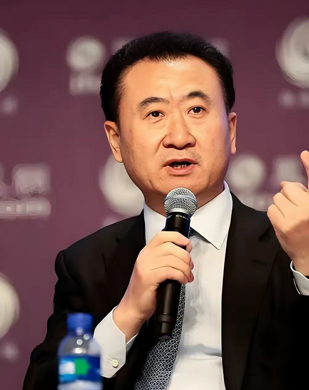 王健林这些年为了万达四处奔波,肉眼可见的憔悴,万达的债务危机也一直