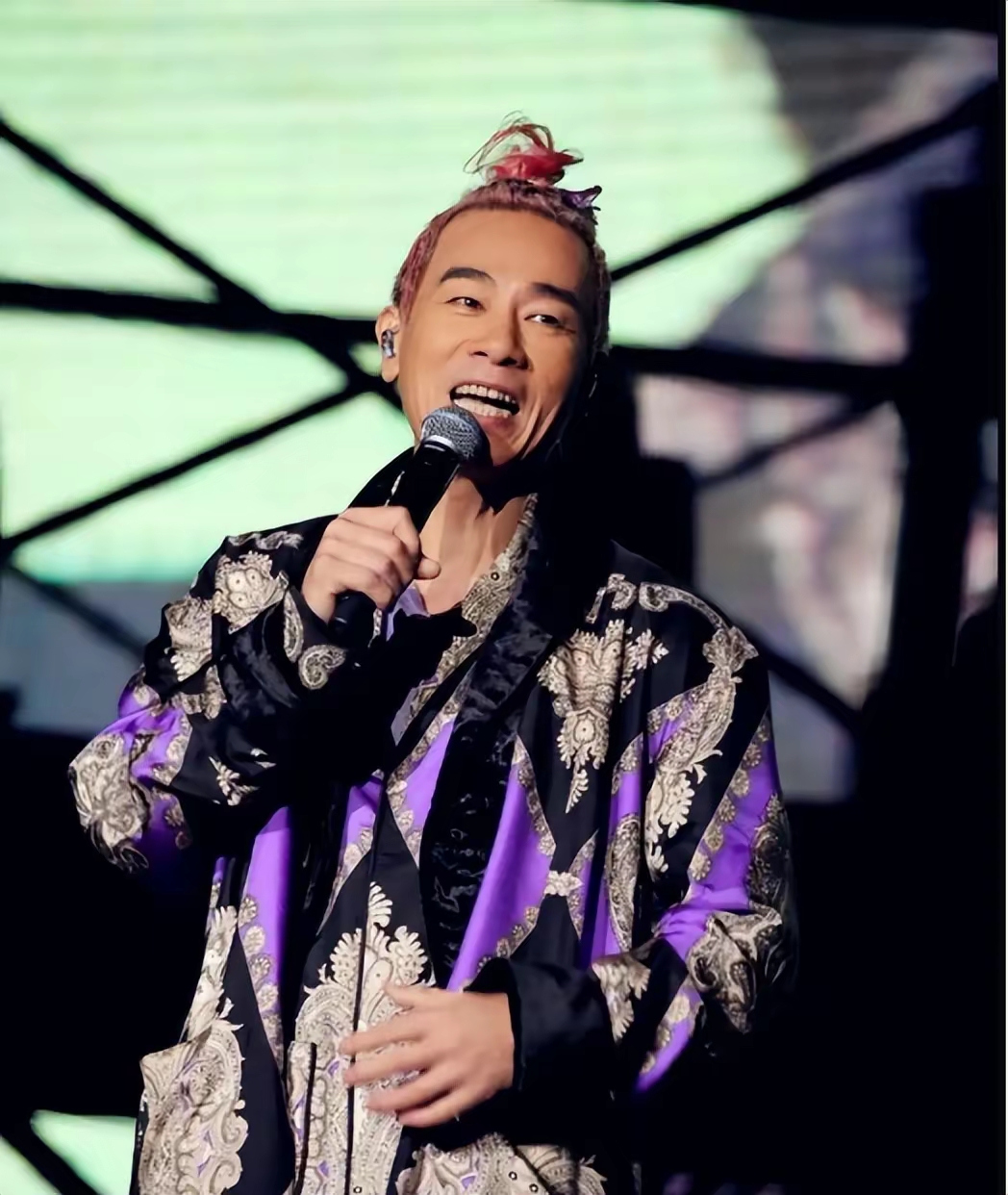 57岁陈小春上海演唱会又唱又跳,这状态太绝了!