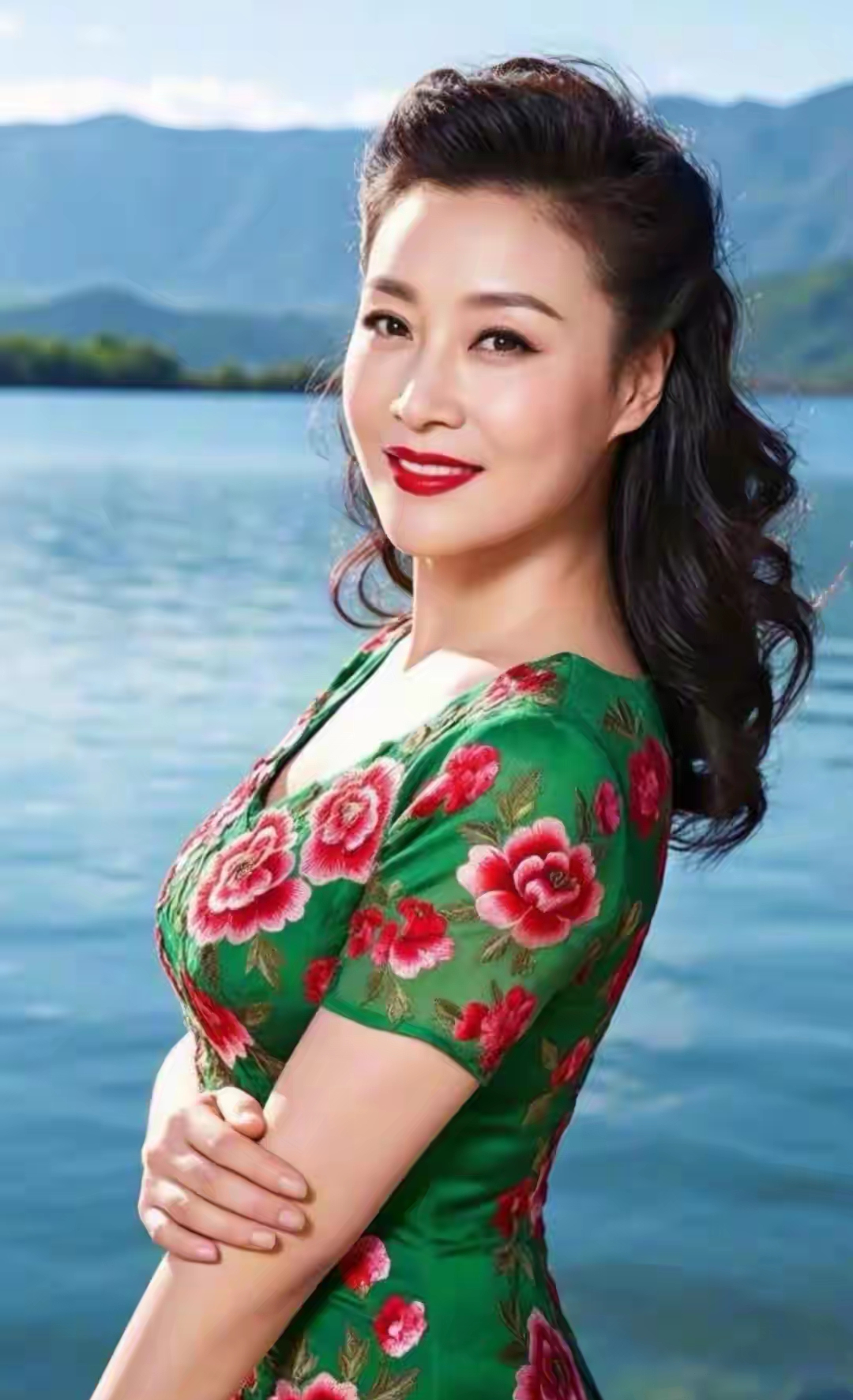 风摇翠柳添姿韵,水漾清波照玉颜. 岁月流芳情未改,身姿绰约梦常牵