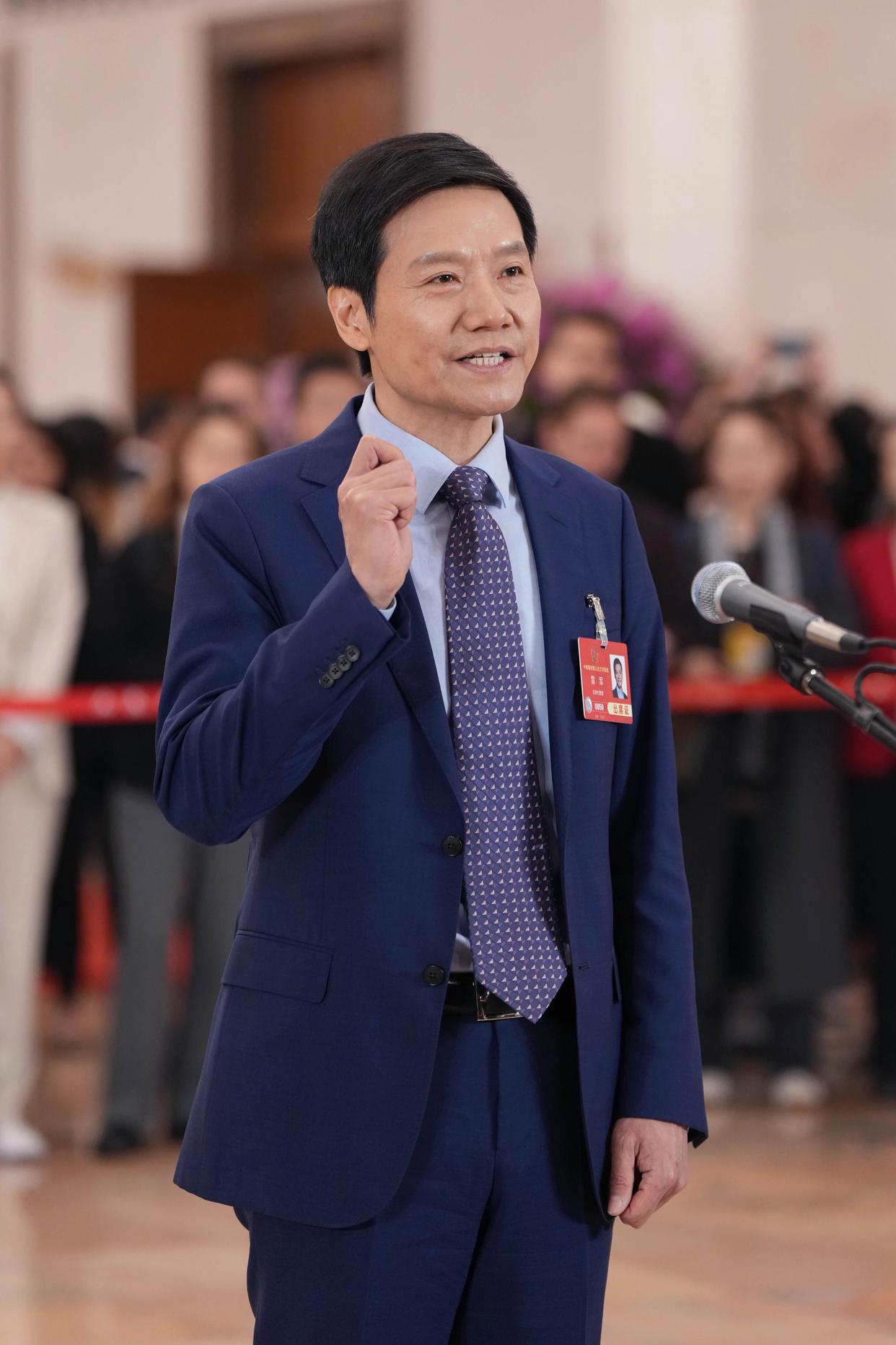 被雷军代表通道第一个发言刷屏了