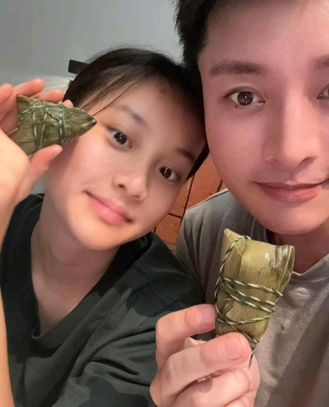贾乃亮把女儿接回家过端午,甜馨和爸爸开心合影,小姑娘颜值更高了