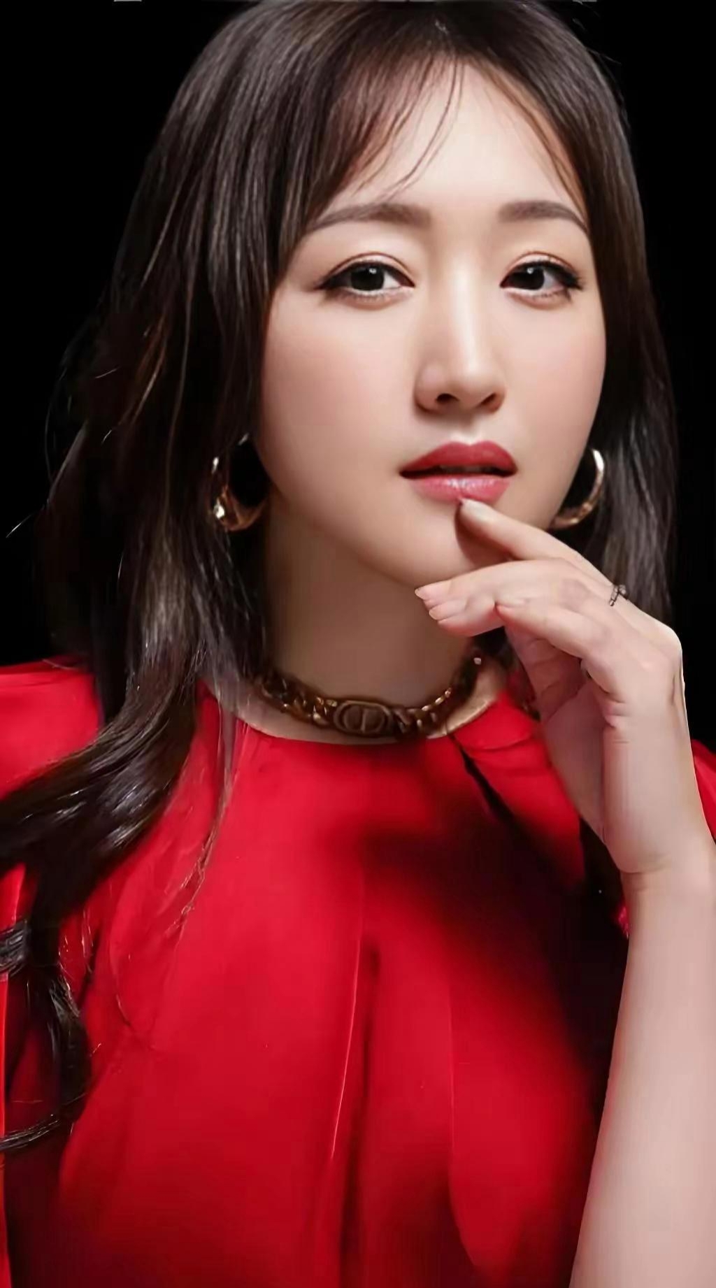 杨钰莹的音乐历程充满传奇,她的声音依然触动无数人的心弦