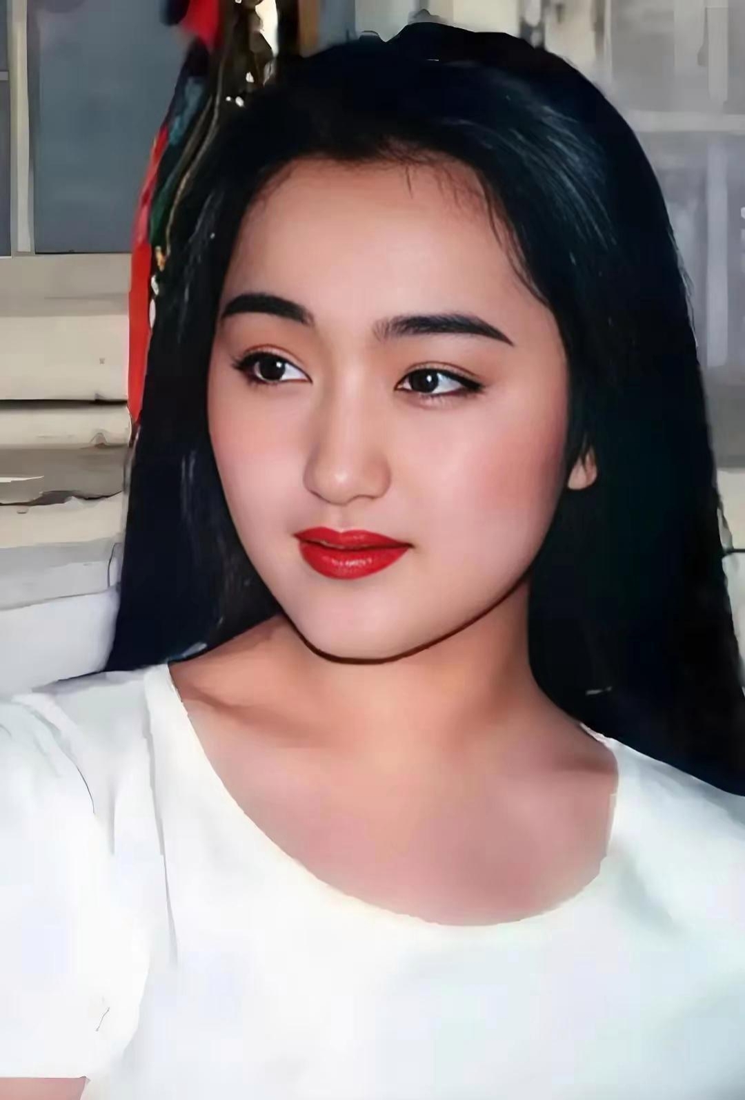 杨钰莹的音乐历程充满传奇,她的声音依然触动无数人的心弦