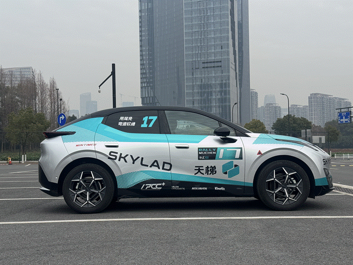 一台“上过电影”的车，赛道表现到底如何？-有驾