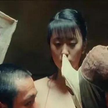 2010年,姜文拍摄《让子弹飞》,有一场民女被"侮辱