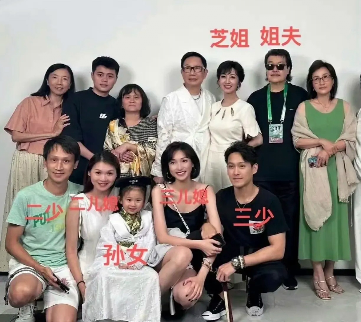 赵雅芝的三个儿子,各个幸福美满