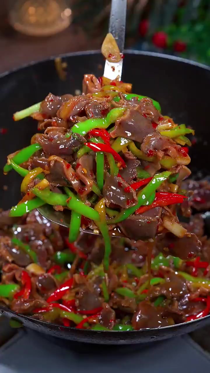 辣椒炒鸡胗鸡胗炒辣椒真的太下饭了!