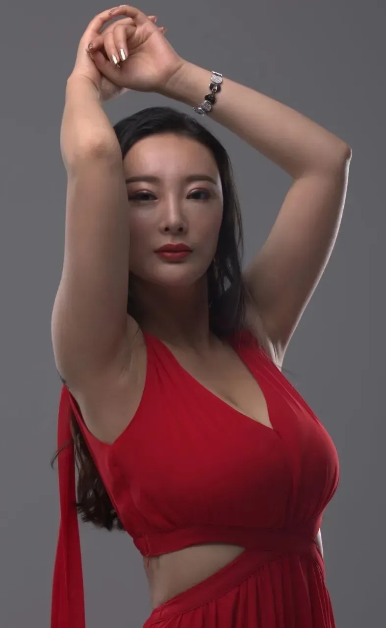 演员王李丹妮,颇有风姿绰约的高级感,当年凭借电视剧一路向西迅速走红