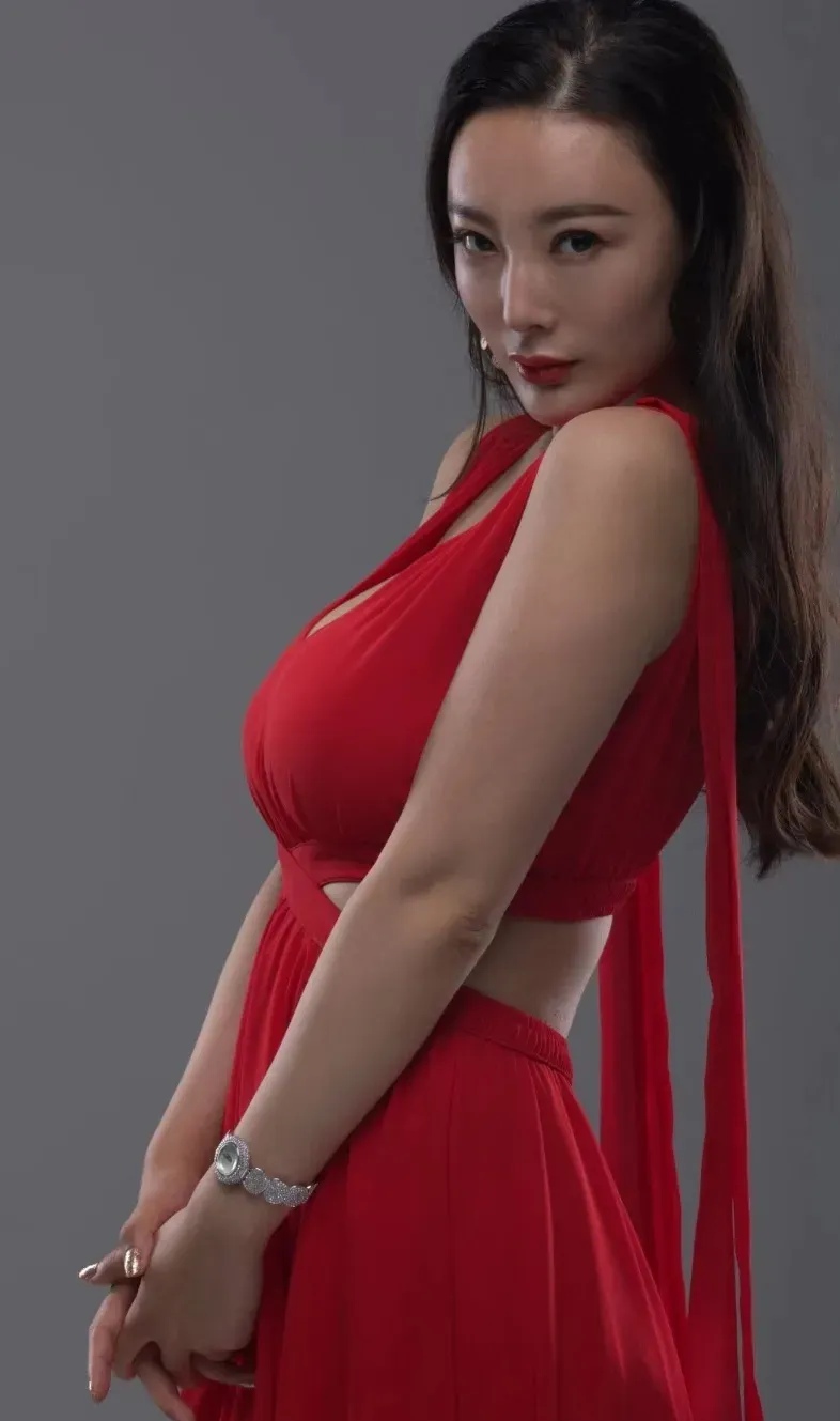 演员王李丹妮,颇有风姿绰约的高级感,当年凭借电视剧一路向西迅速走红