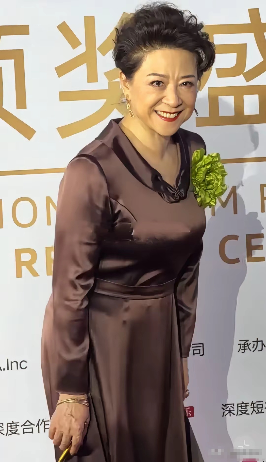76岁的天下第一嫂王馥荔老师参加新时代国际电影节颁奖典礼她发型