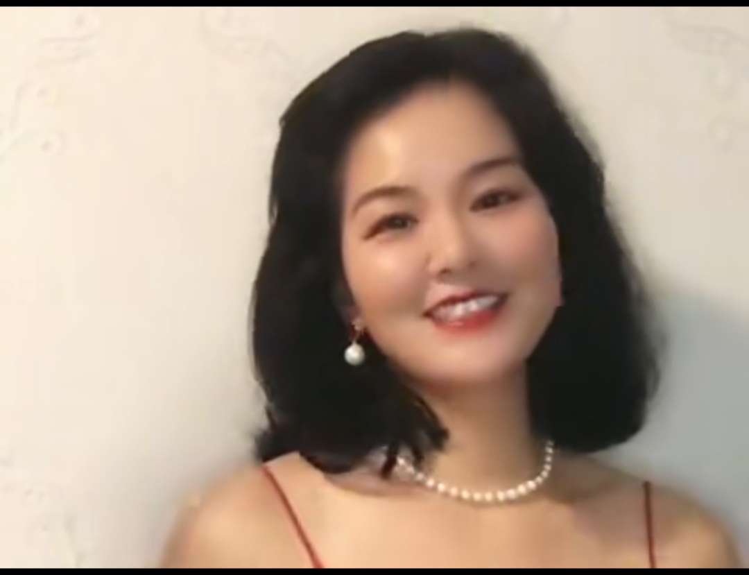 河南信阳邓丽君模仿者,像不像我们来聊聊?