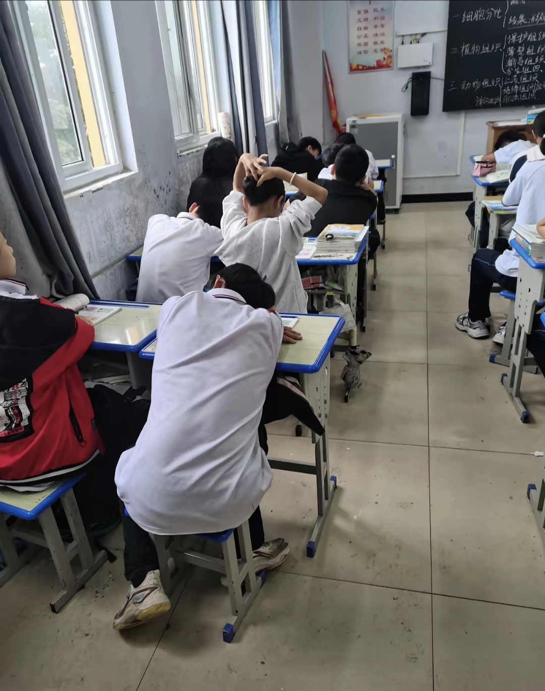 课堂上学生捣乱,班主任说了他,学生张口开骂,污言
