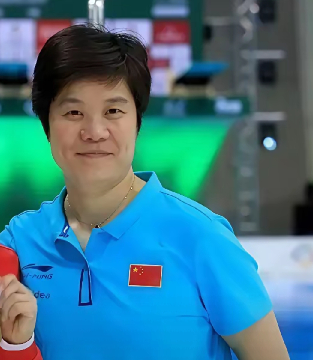 说起跳水,大家都熟悉全红婵的教练陈若琳,却常忽略陈芋汐背后的"金牌