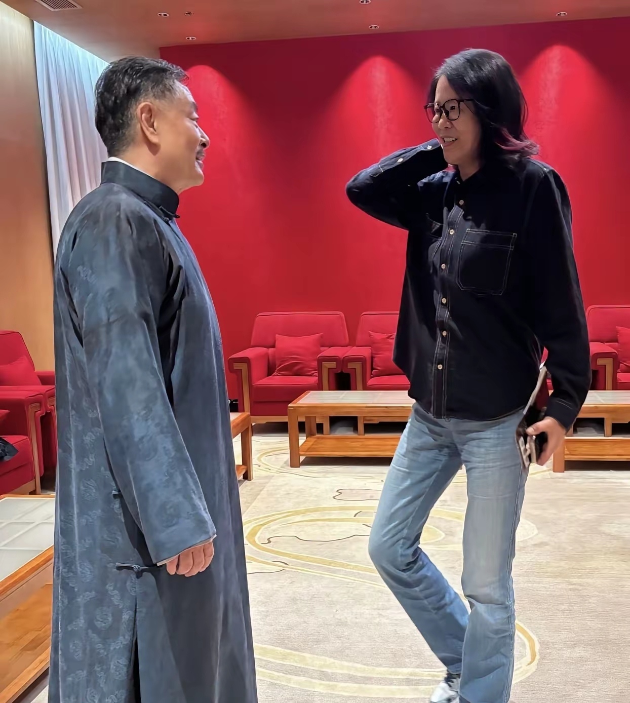 今天正好是中秋佳节,郎平教练受邀冯远征导演的邀请,带着丈夫王育成一