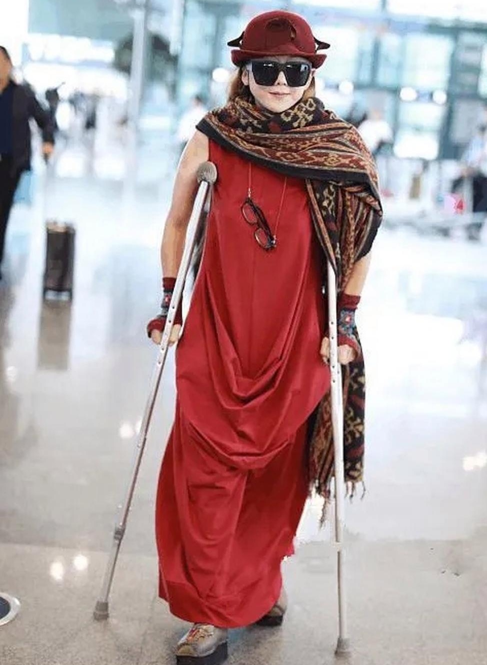 著名舞蹈家杨丽萍的身体状况令人担忧,才66岁就行动不便,靠拄拐杖走路