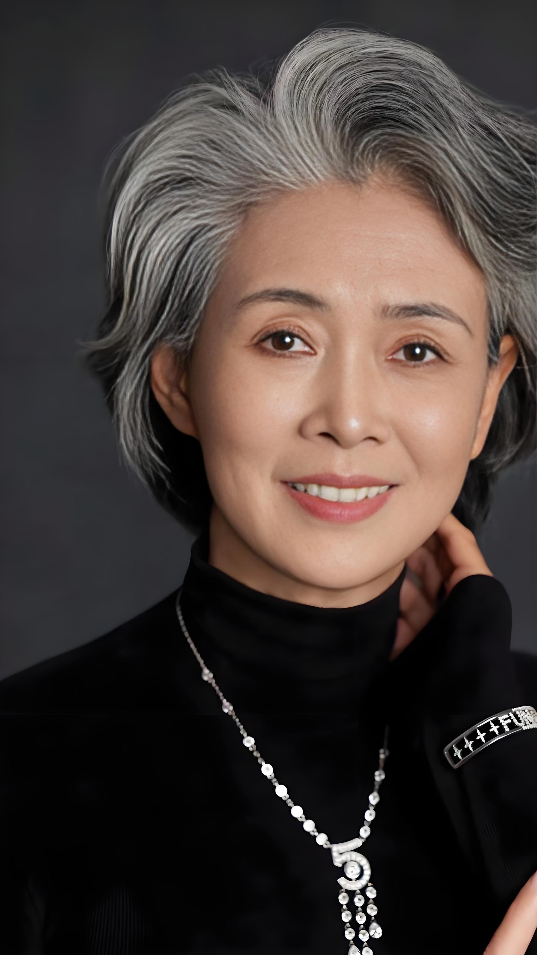 王奶奶的故事非常感人,它展现了一种超越年龄和身体限制的深厚情感