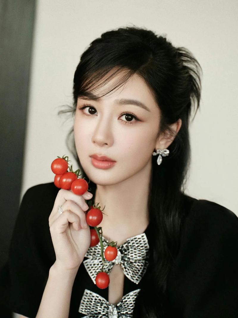 在《香蜜沉沉烬如霜》里,邓伦和她默契搭档,凭旭凤一角吸粉无数,一跃