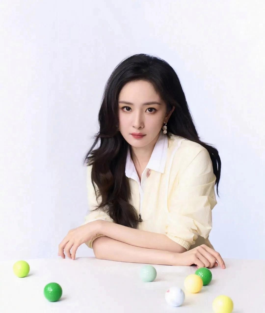 杨幂这一身jk风穿搭太亮眼啦