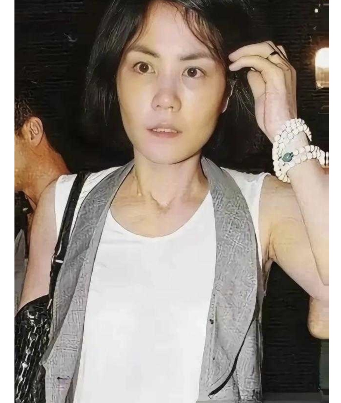 王菲这状态简直让人大跌眼镜瘦得跟竹竿似的脸上皱纹都能夹死蚊子了