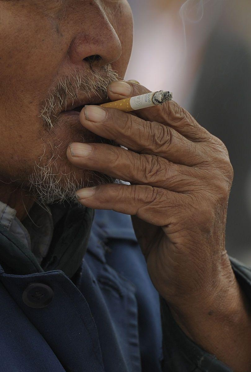 所有烟民都沉默了,云冈石窟景区里4个年轻人在角落抽烟的照片被传到