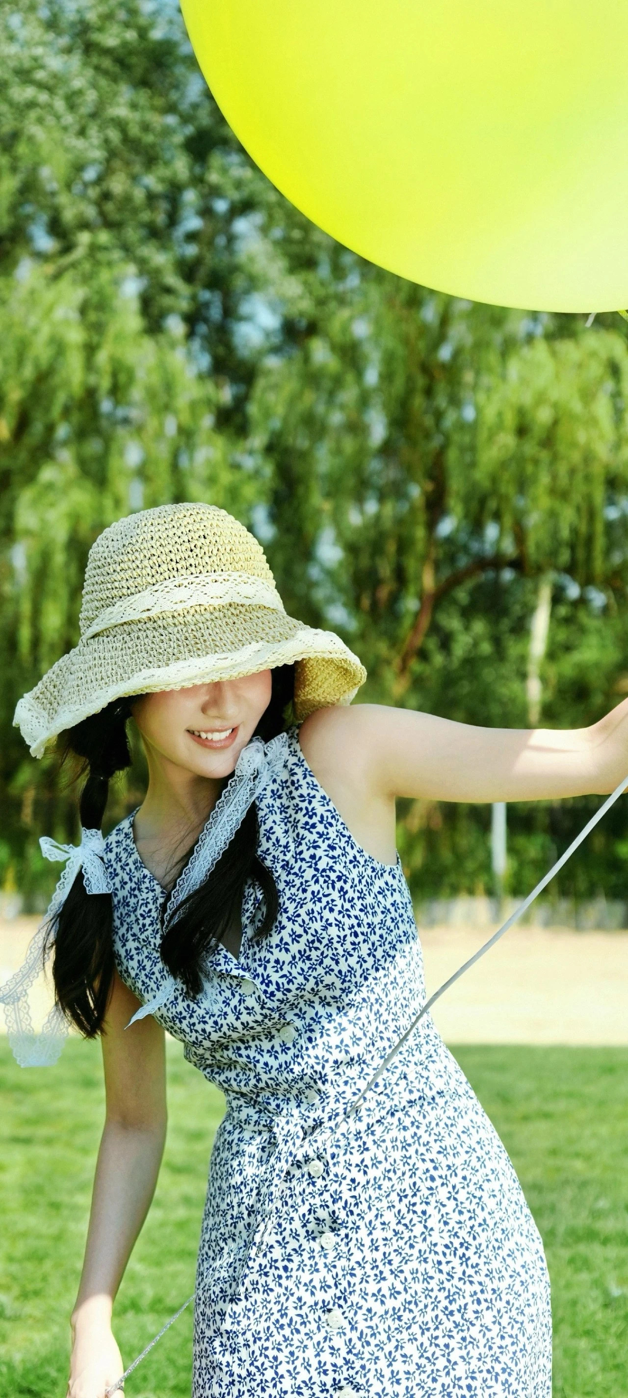 酿成诗,碎花裙随风轻摆,草帽滤过阳光,那朵充气花盛着整个夏天的梦