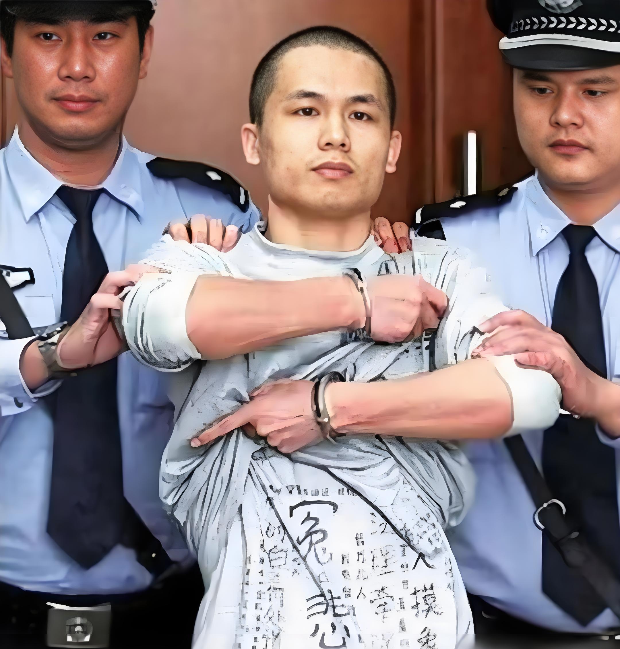2013年,深圳市一民警李才坤被判死刑,在面对记者镜头时,他突然伸出被