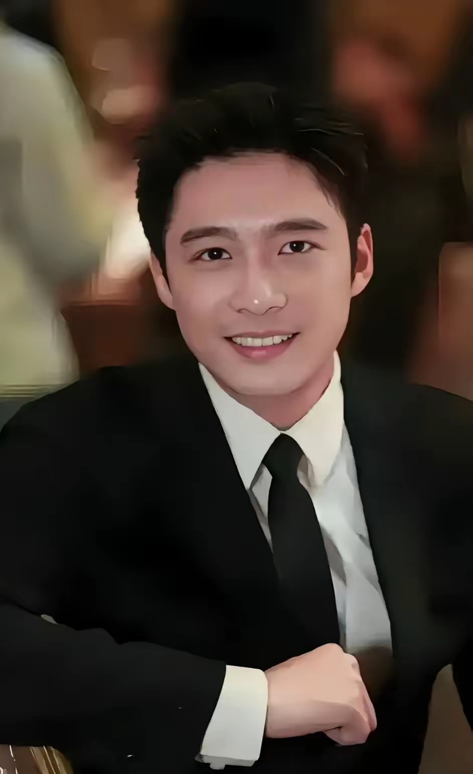 帅气的霍启山,遗传了妈妈朱玲玲的美貌,绅士帅气,一脸正气,国字脸