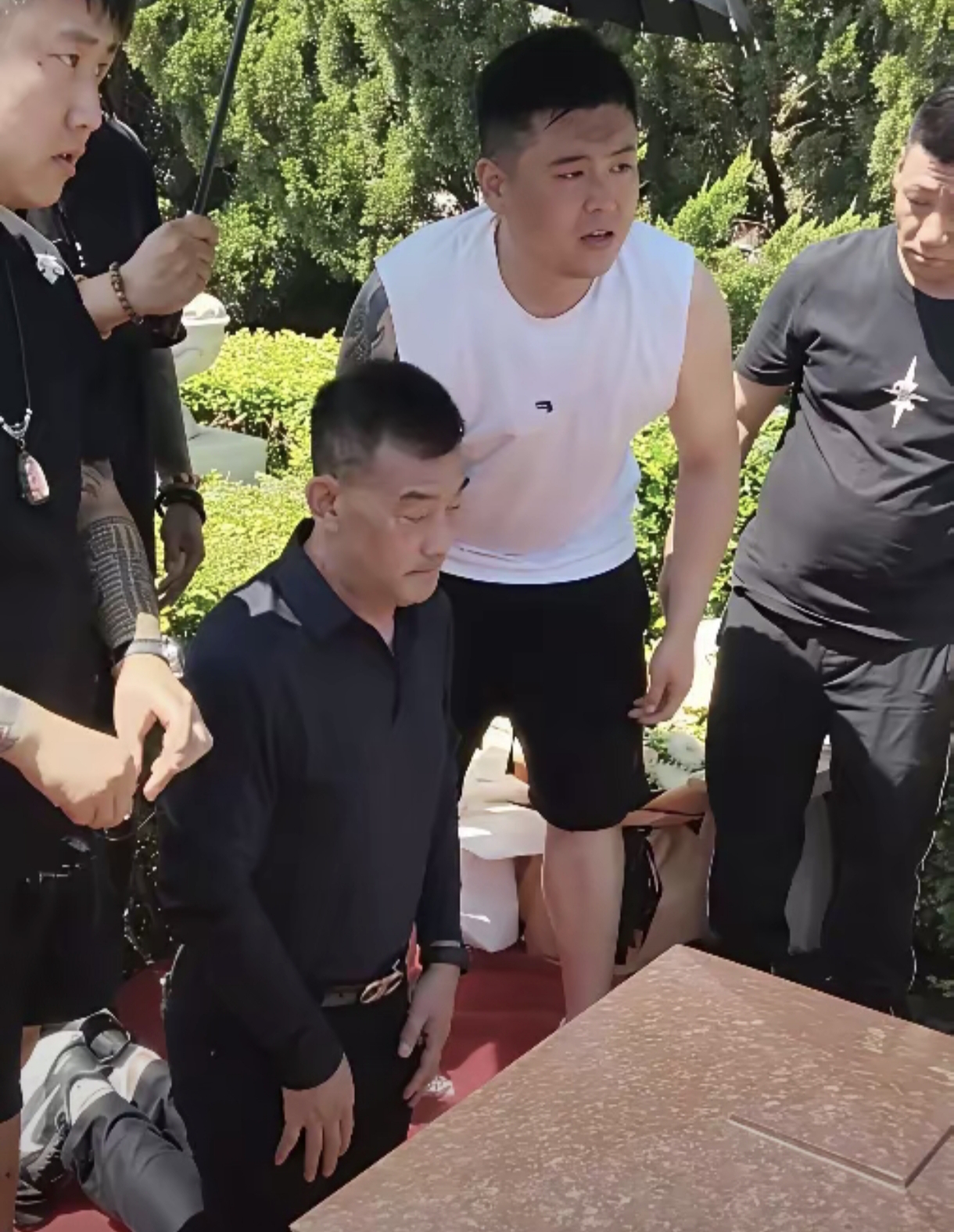 由于是下葬,所以今天只有少数亲人和朋友送老爷子最后一程