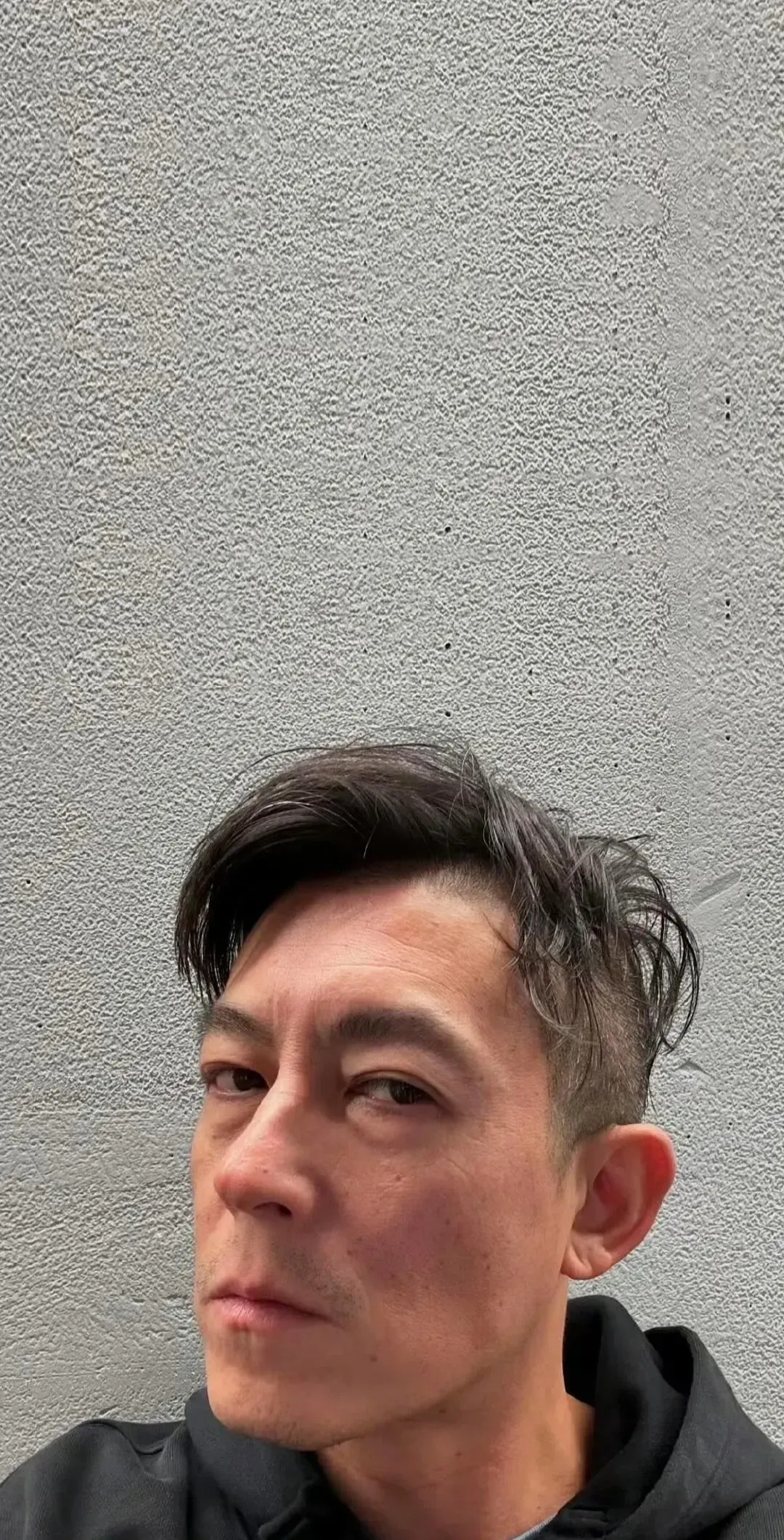 2010年,陈冠希icon在纽约大学演讲,台下有个学生挑衅地问:"你凭什么教