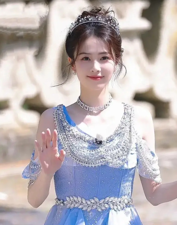 她笑起来特别爽朗,一点都不装,看到她笑,我也忍不住跟着笑