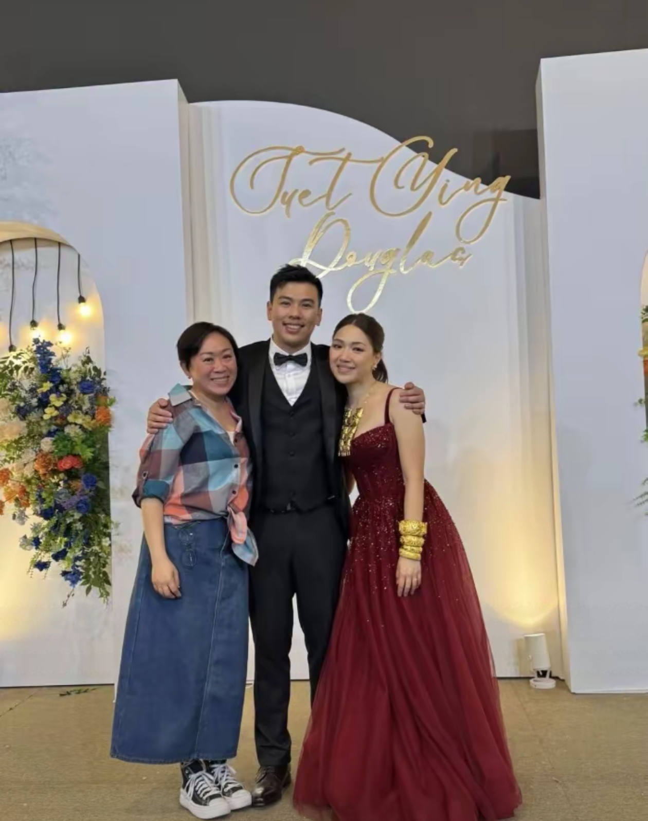 婚礼在香港星级酒店举行,现场豪华又温馨,礼堂外摆着新人巨型婚纱照