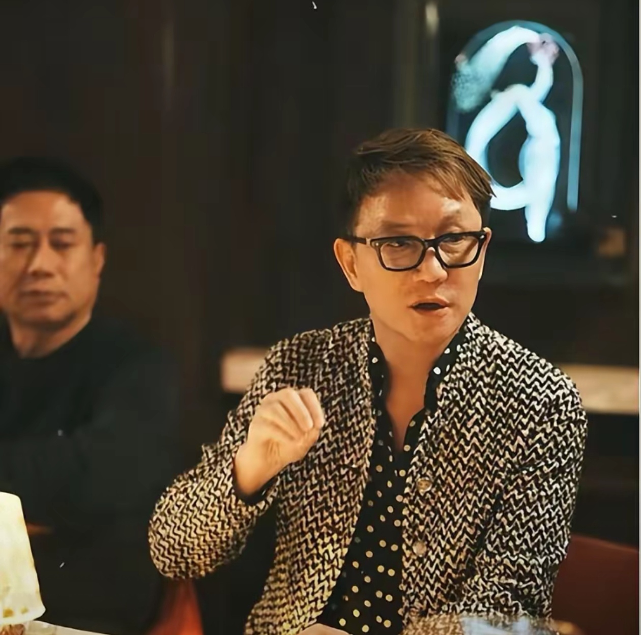 周正毅,堪称商界"奇人"!他出身平凡,却一路摸爬滚打成为上海滩首富