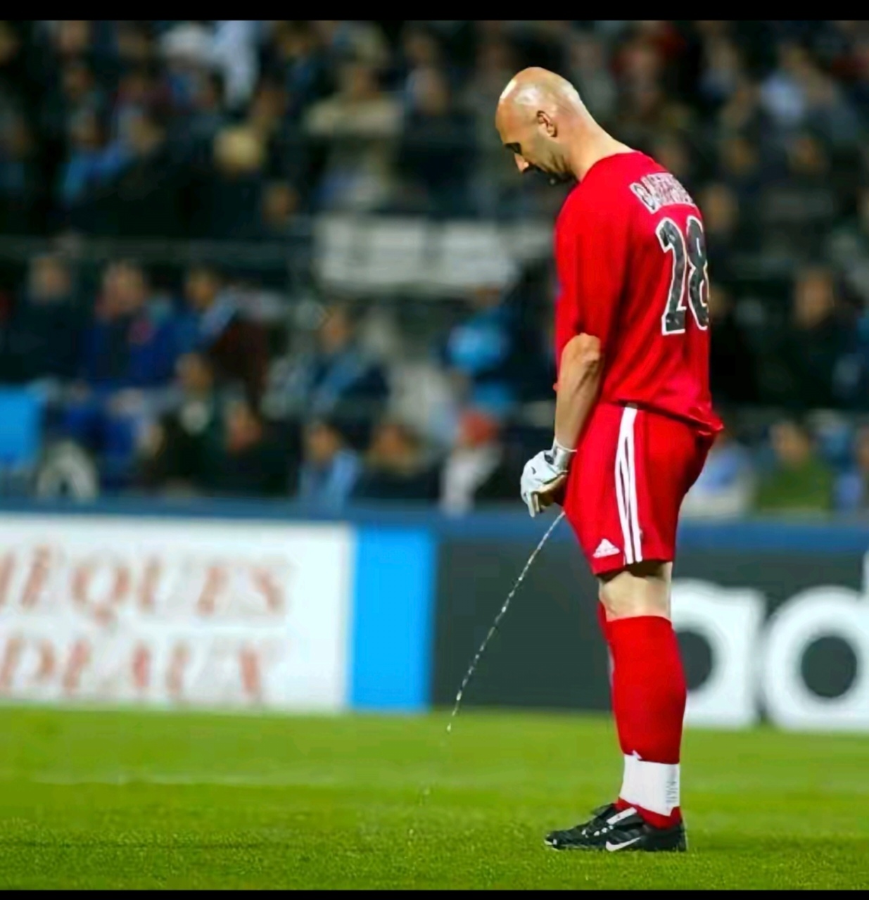 这是2007年欧联杯赛场,巴特斯估计实在是憋不住了,直接赛场上放飞