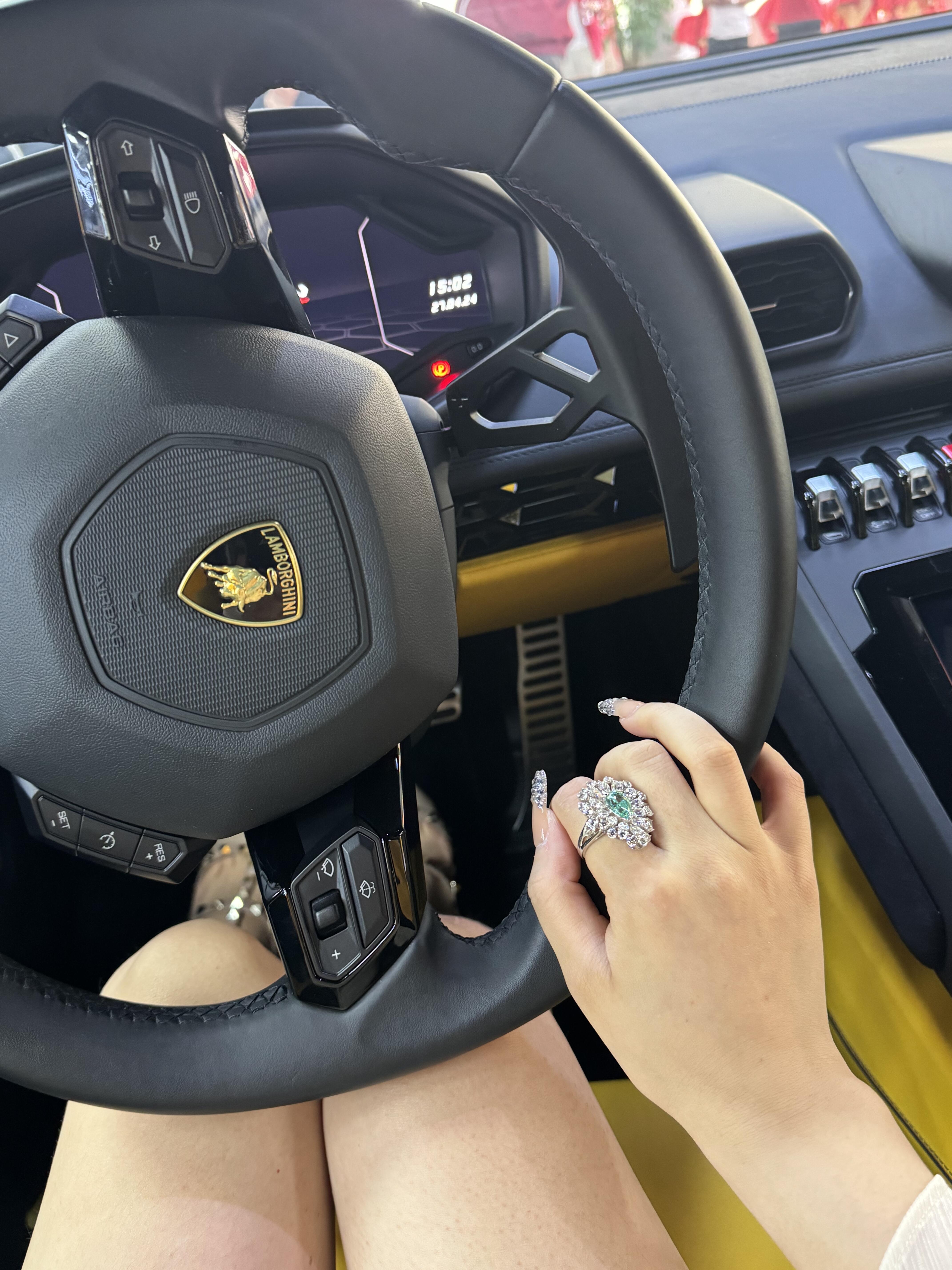 黄色兰博基尼配个美女