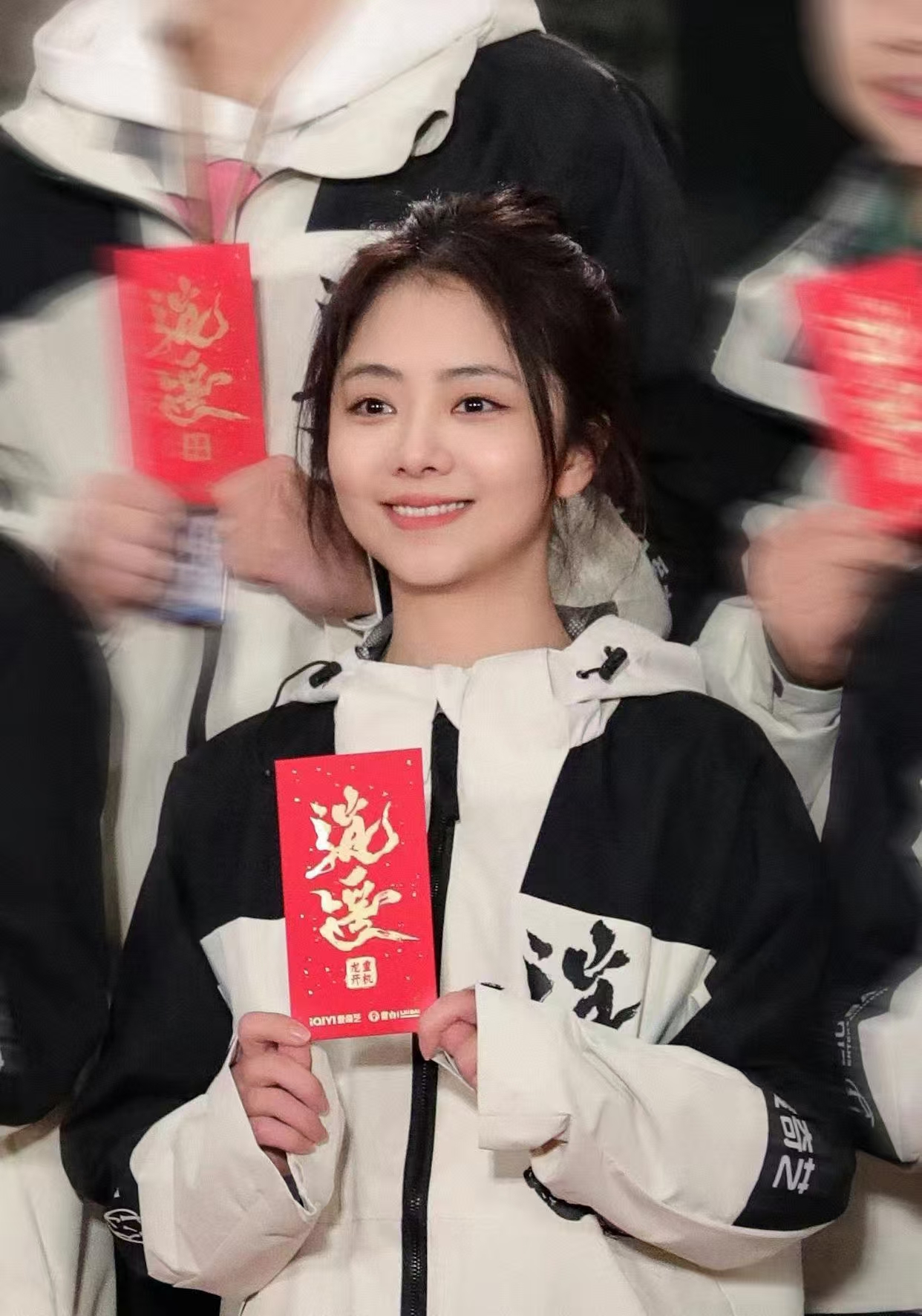 谭松韵新剧正式开机!娃娃脸的她笑容灿烂,一举一动都十分自然