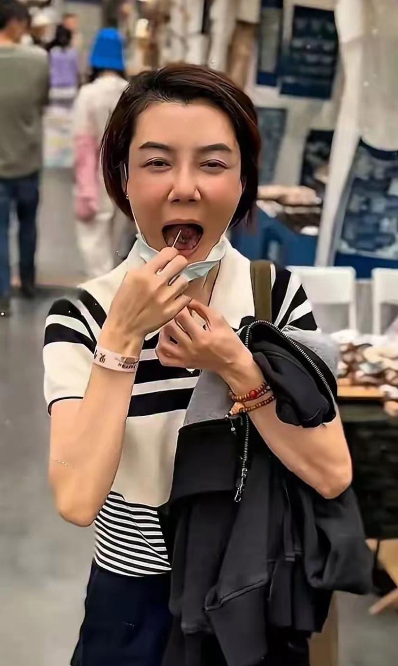 车晓近照,离婚后老成这样了,看起来瘦巴巴的,鼻子怪怪的,颜值真的很