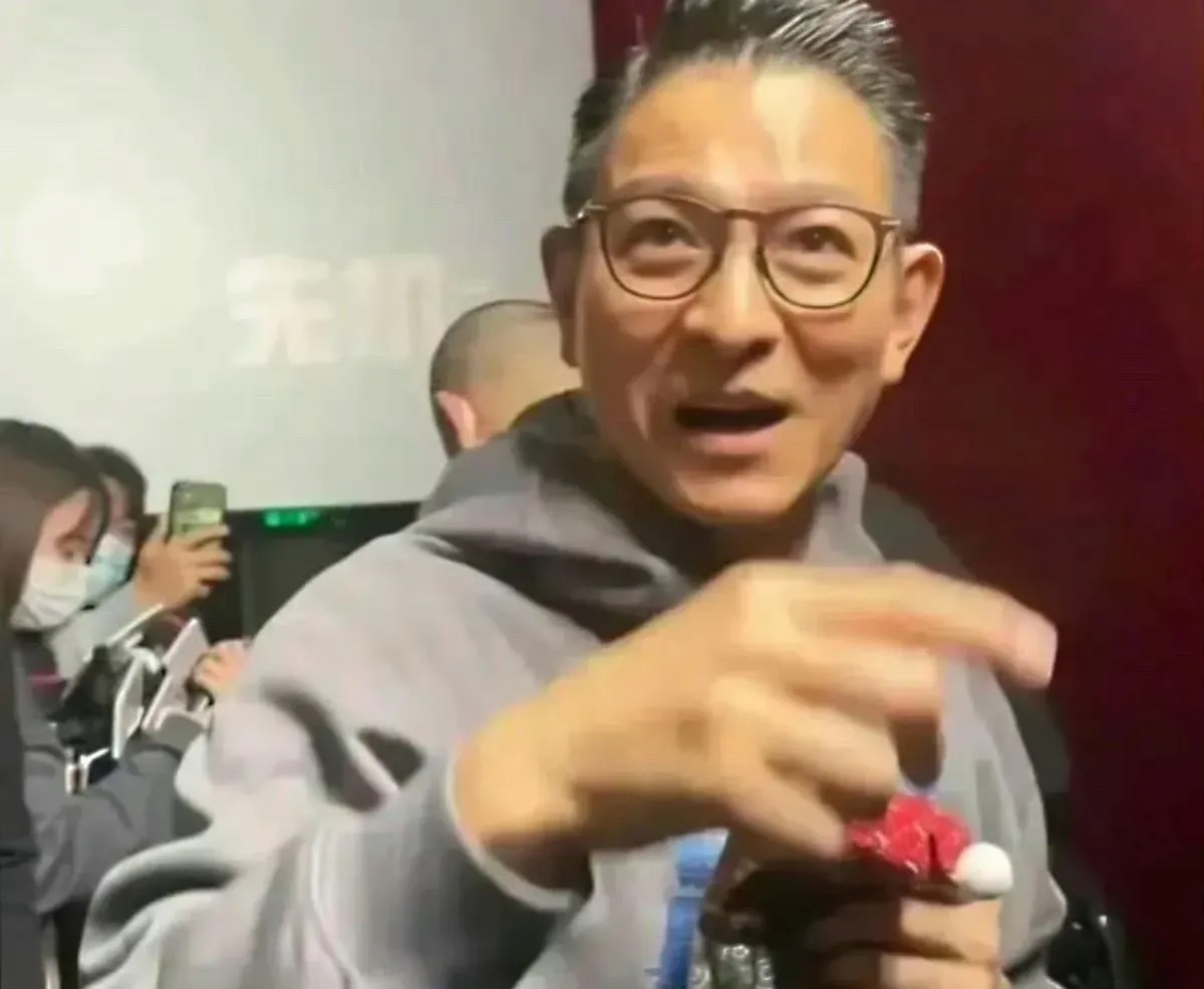 刘德华,都63岁了,头发白了,脸上皮肤也有点松,灯光下看着有点黄.