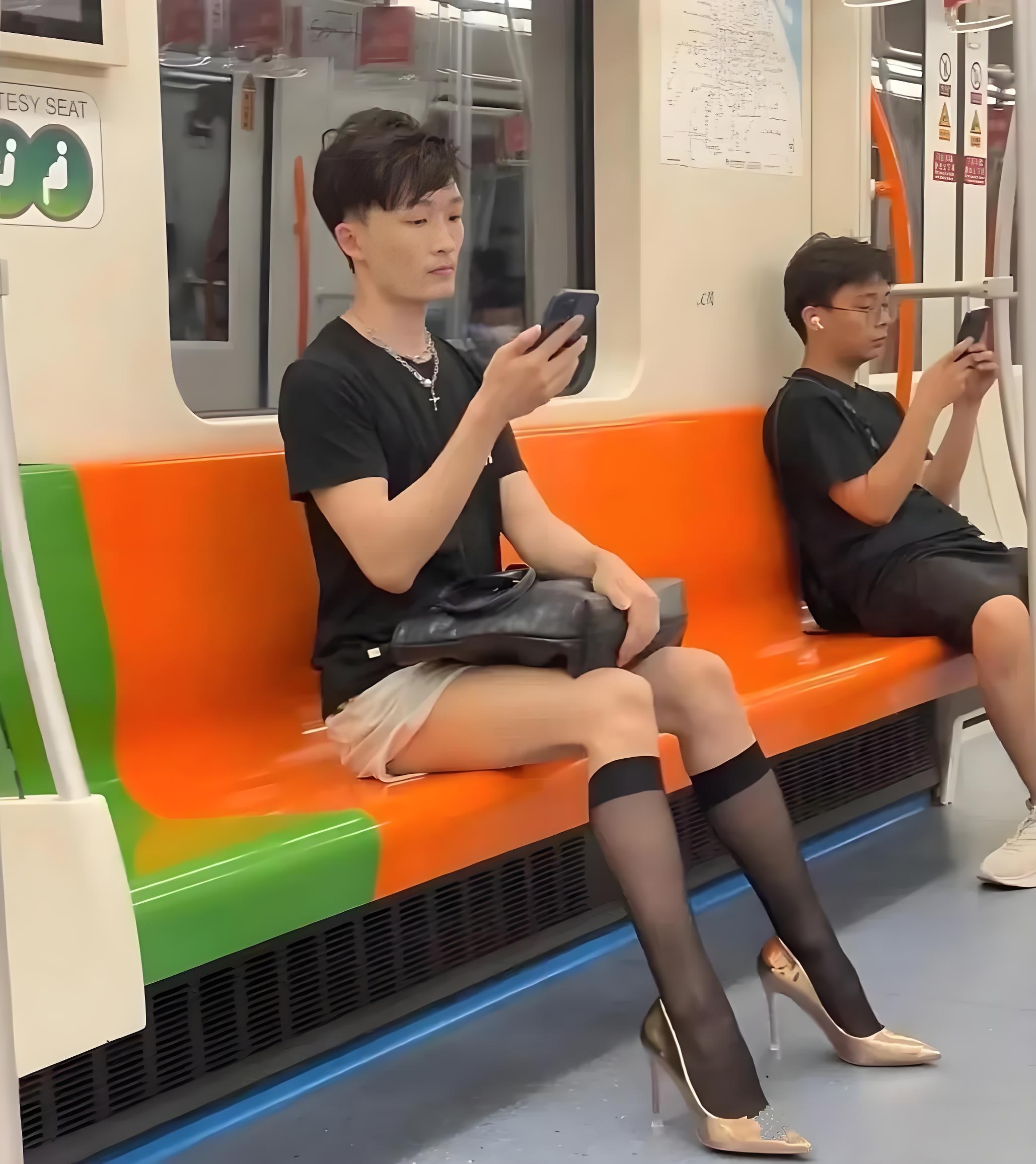 你瞧,现在好多男孩子都开始在穿搭里选高跟鞋了