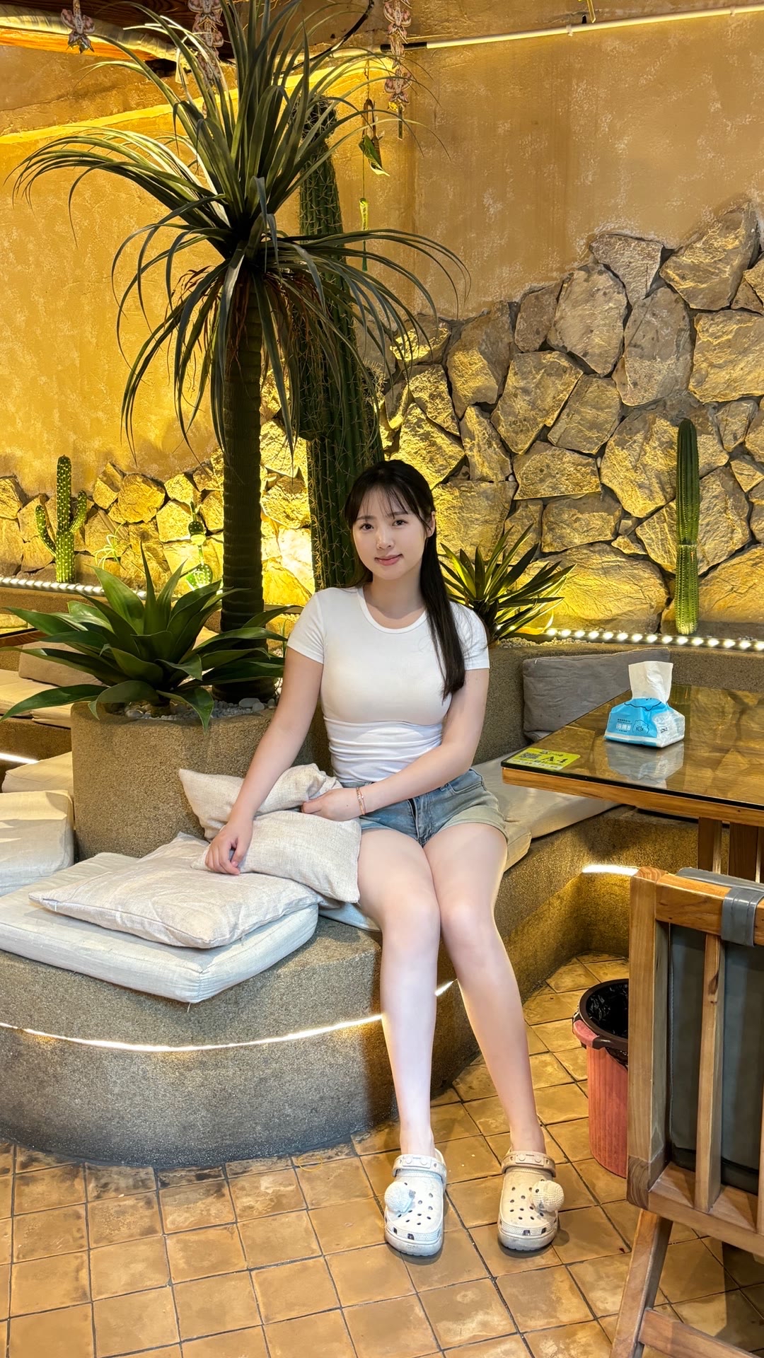 今天发现了个超绝的小店.暖黄灯光交织着石墙绿植,满满异域风情