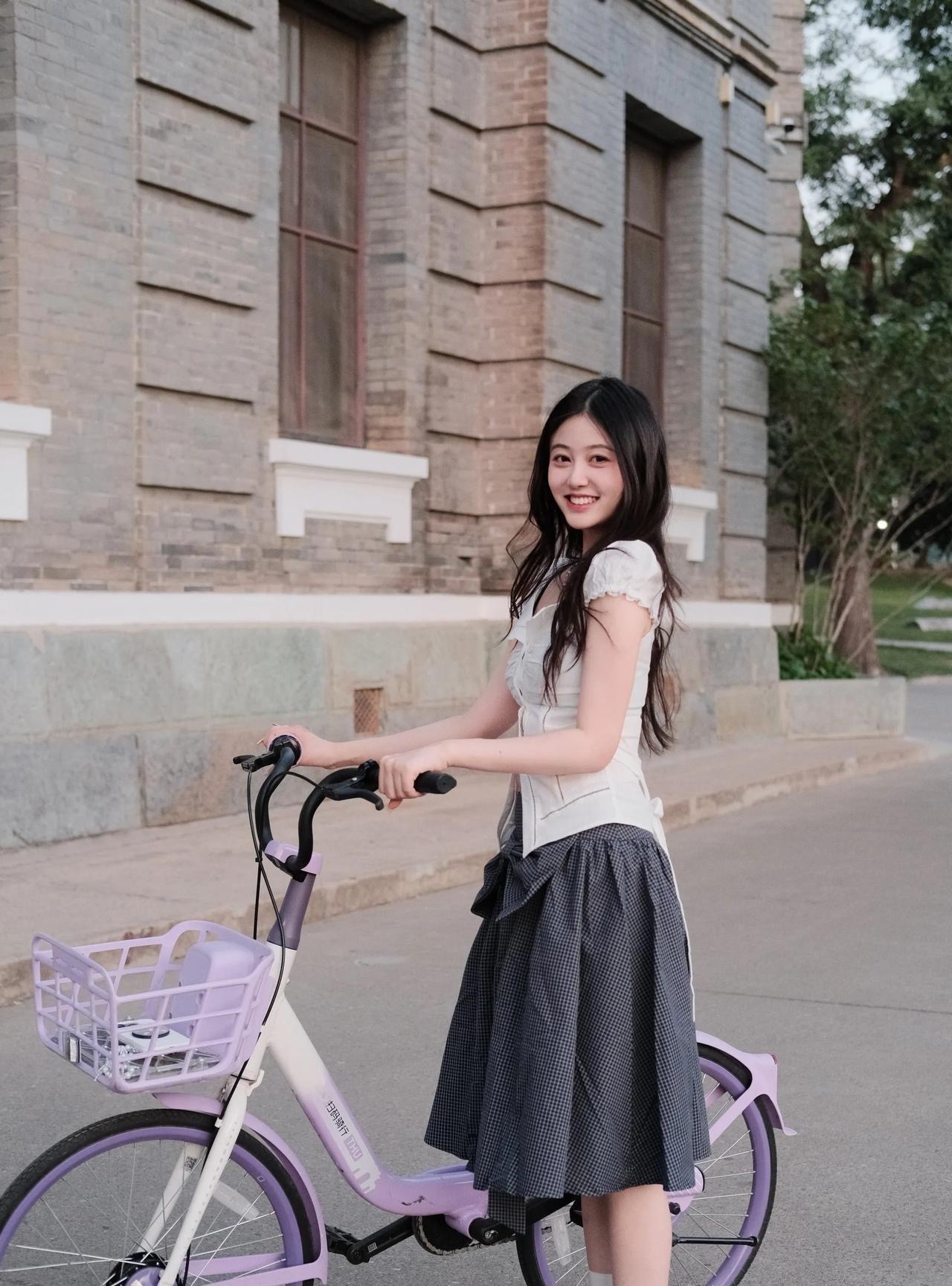 《校园诗意骑行》  清华园畔韵悠长, 白袂轻扬映晚