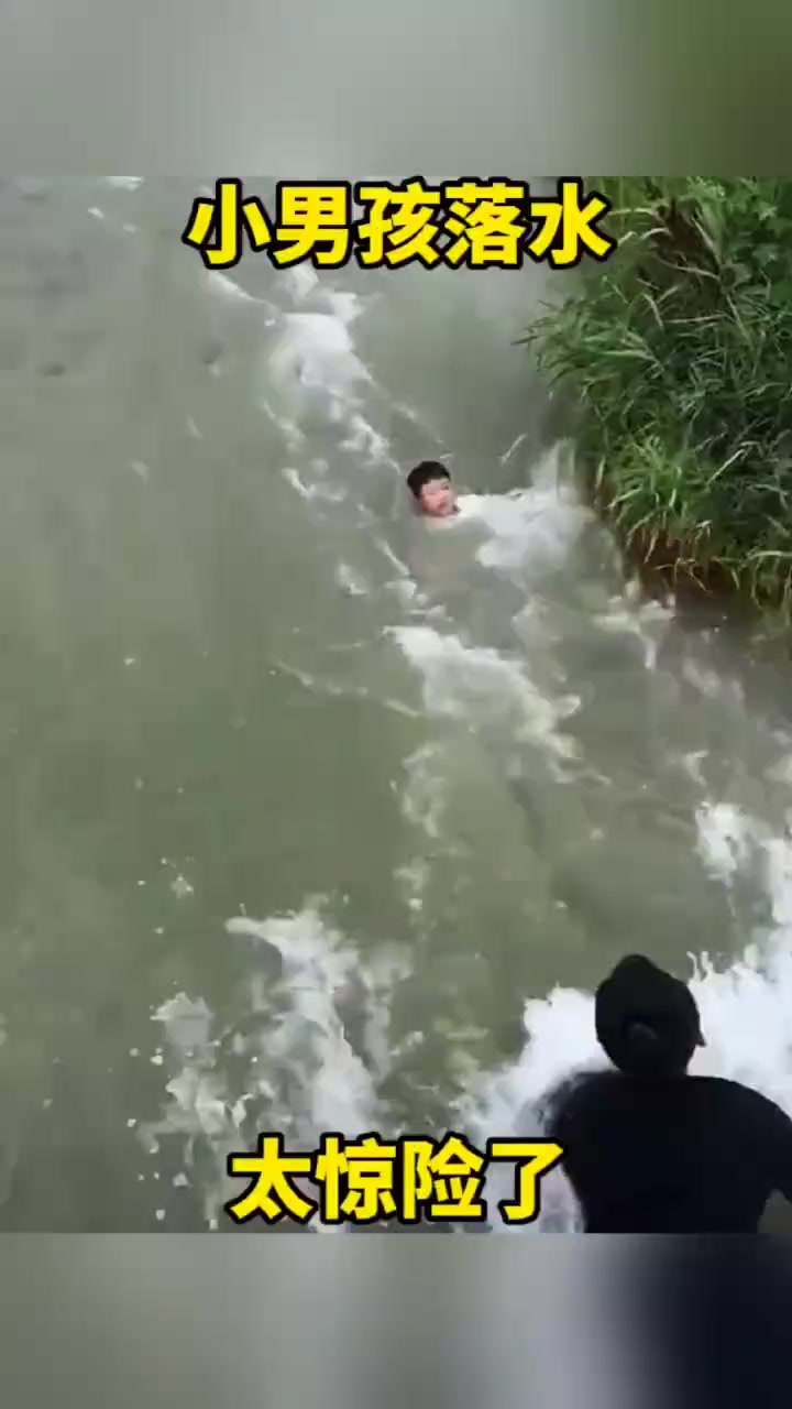 "勇敢大哥跳水救落水男孩,展现人性光辉与无私精神"