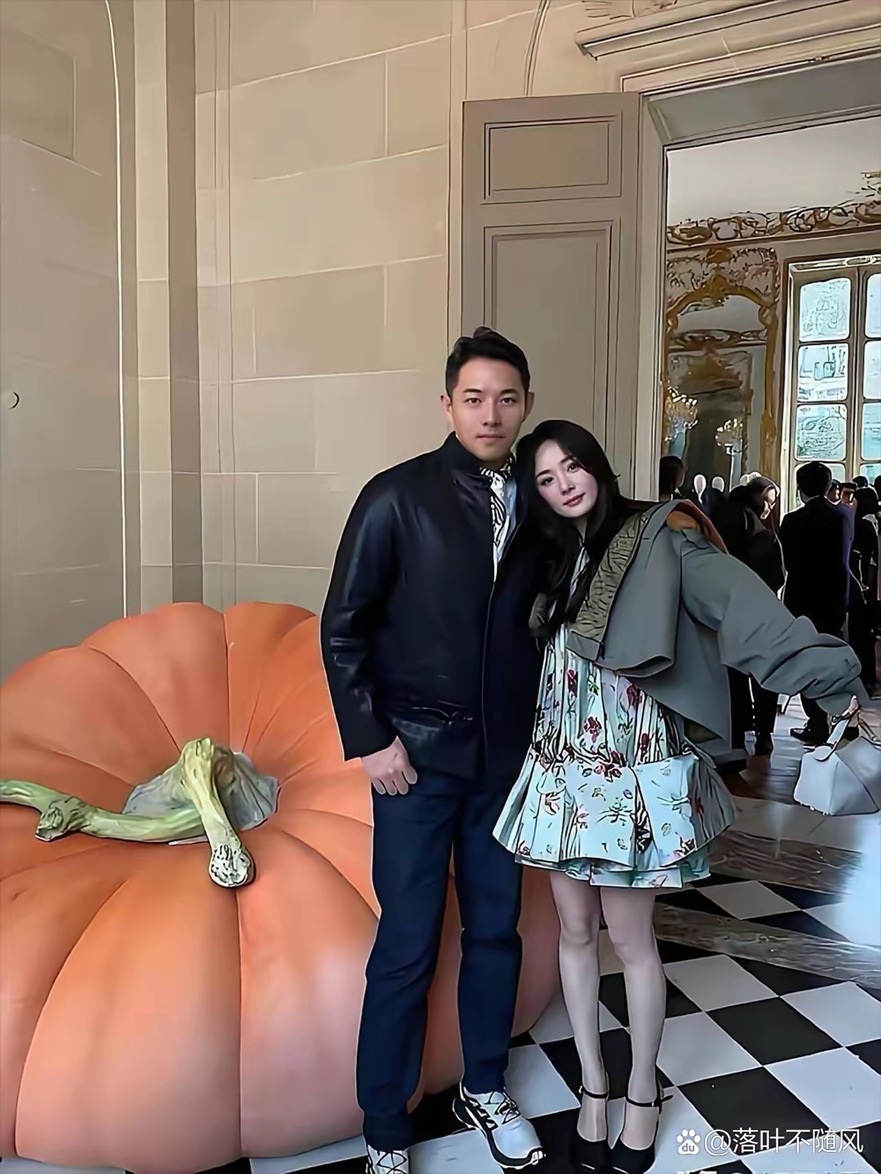 杨幂在巴黎和人合影动作挺亲密的那个男的长得也很帅和刘恺威比