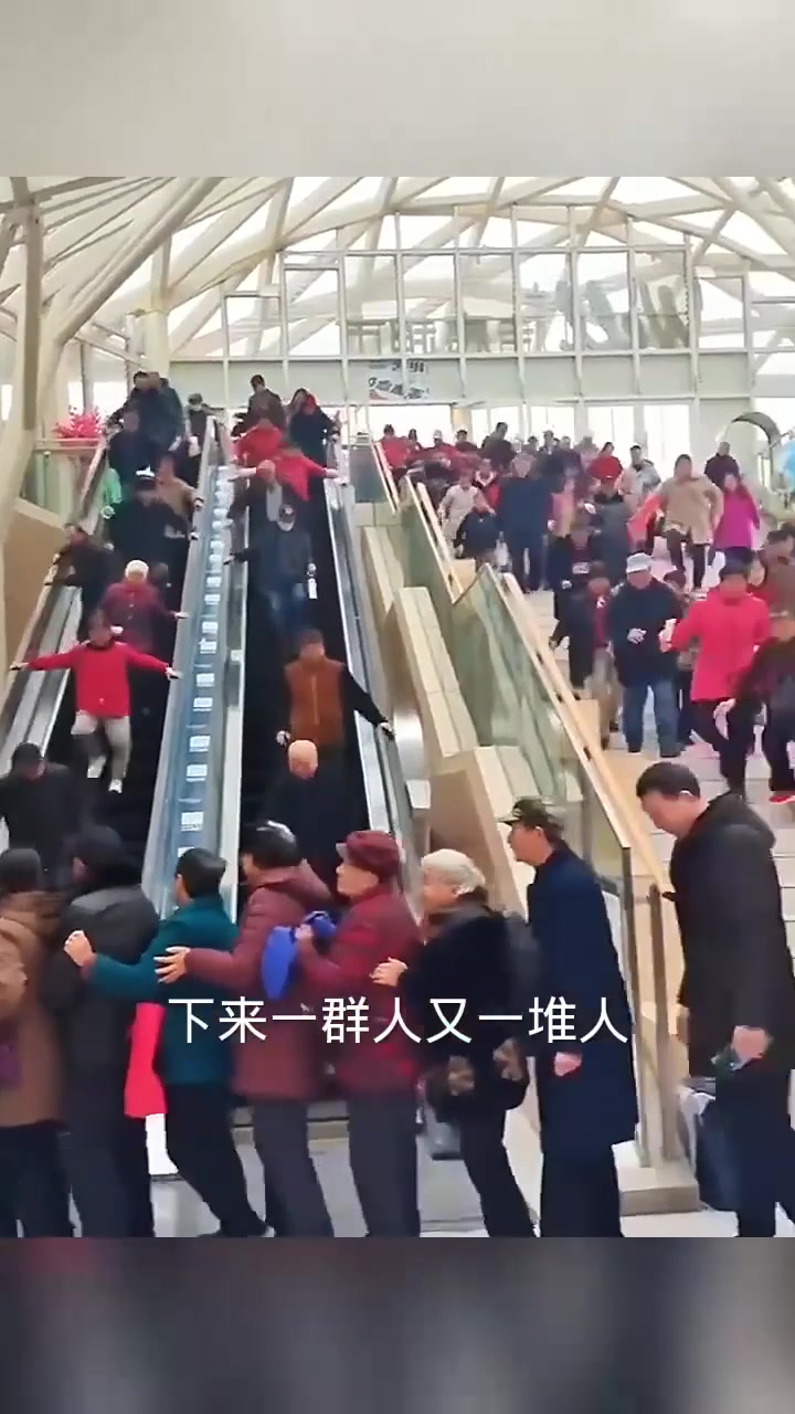 电梯拥挤:人群多样,安全隐患需警惕,如何应对?