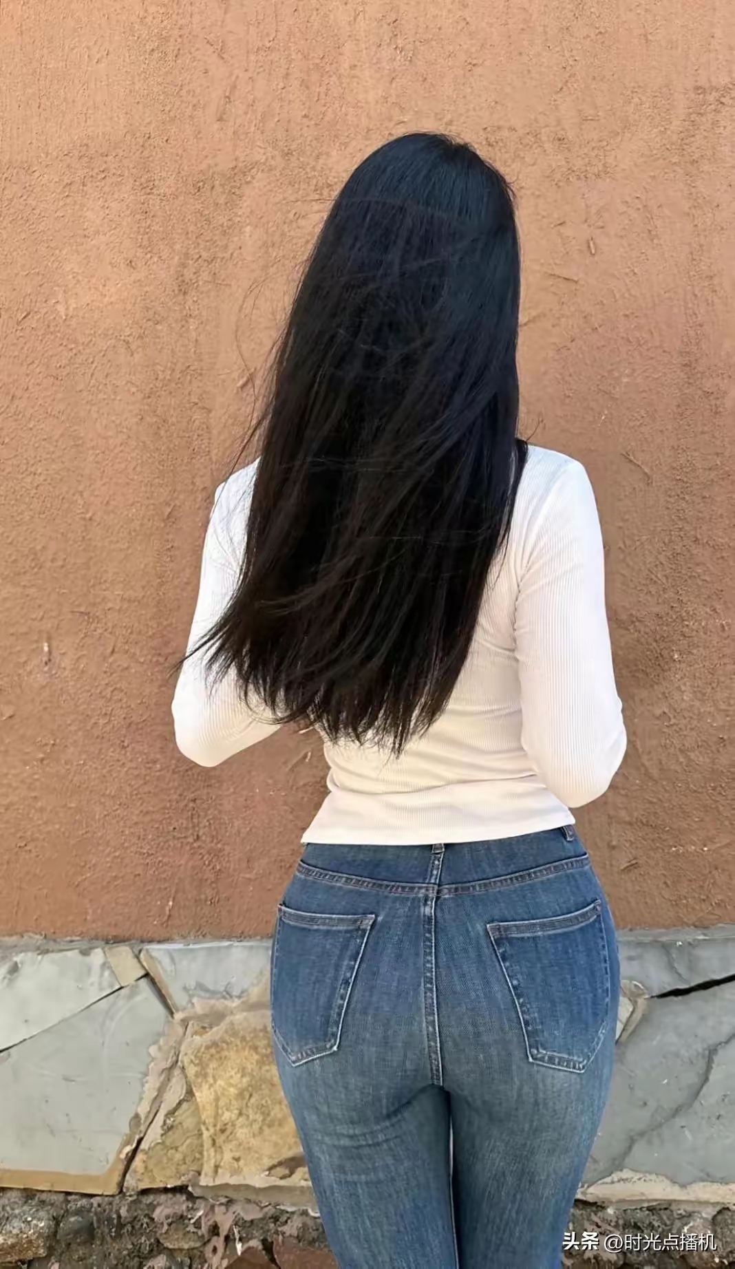 街头偶遇的姐姐把"纯欲辣妹风"玩明白了 白色蕾丝拼接长袖 高腰牛仔裤