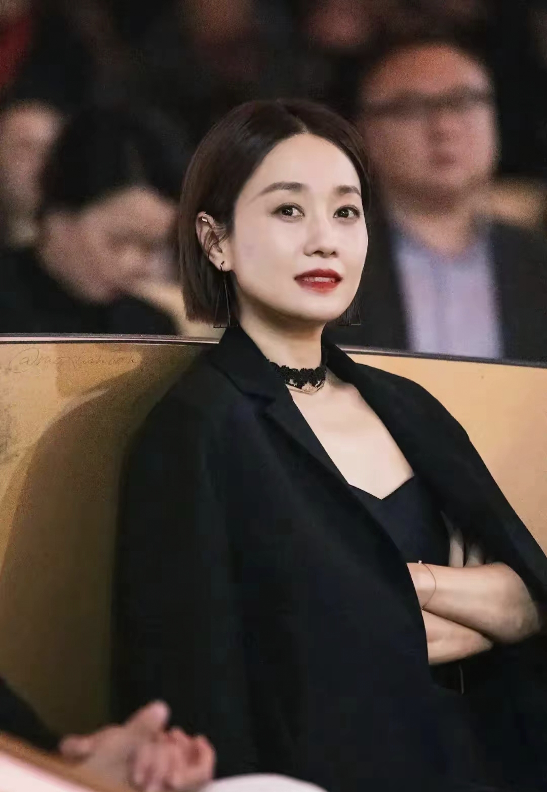 50岁马伊琍新发型好惊艳!裙子时髦又靓丽,没了大妈头年轻20岁