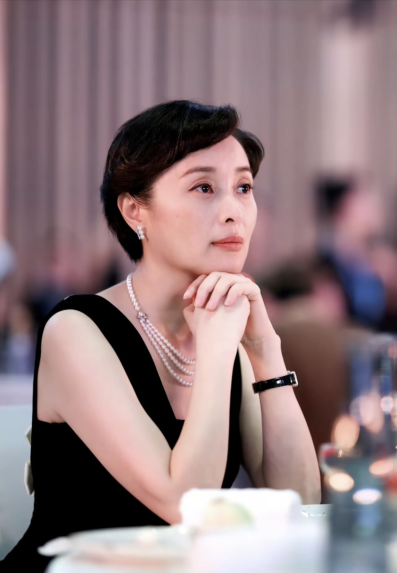 吴越估计也是被伤透了心,50多岁了不结婚,不生娃,就选择单身一辈子