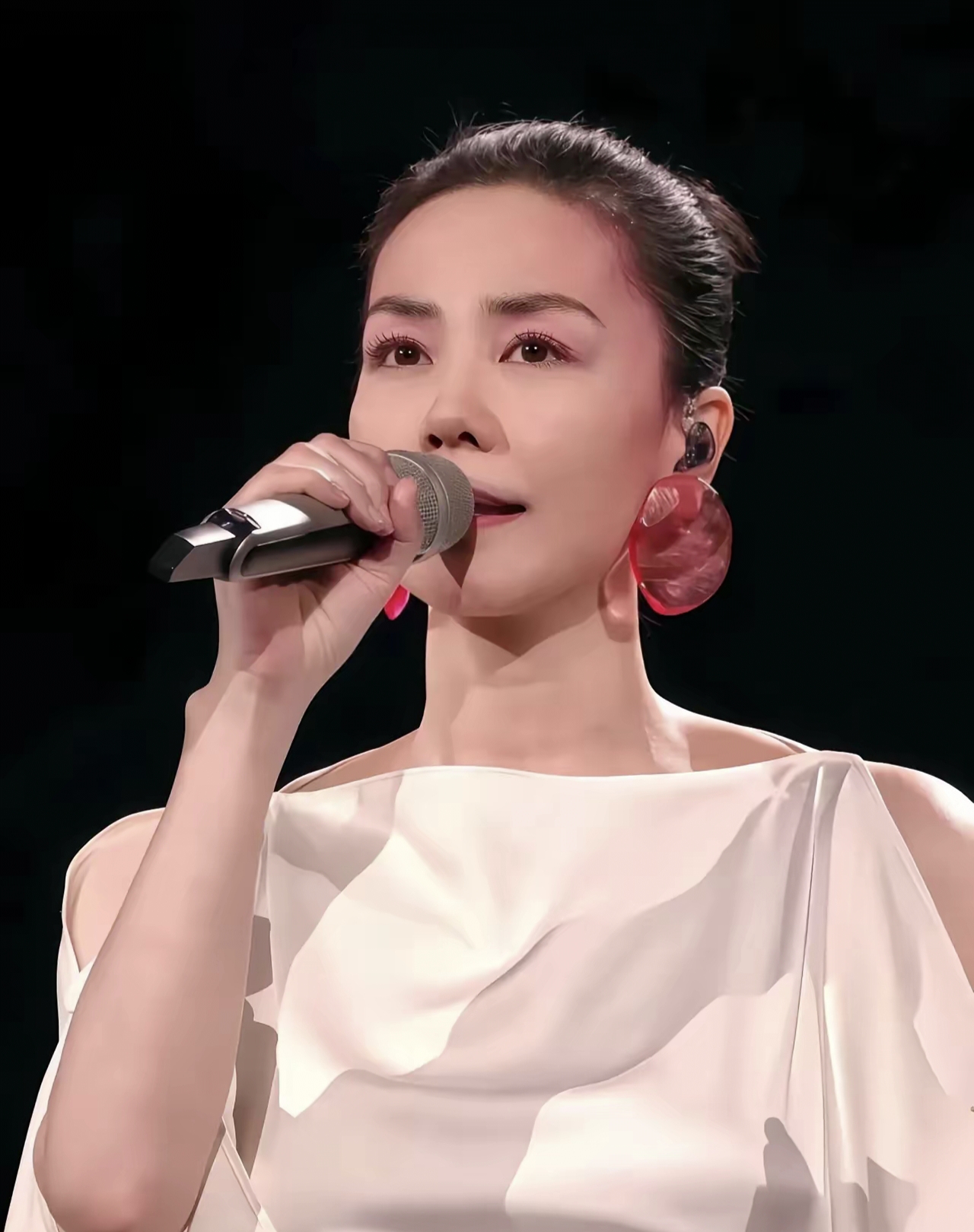 昨天晚上谢霆锋的演唱会他深情演唱跟王菲的定情歌曲《玉蝴蝶》堪蜒